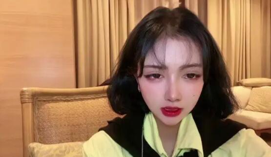 我睡过她的房间喝过她的水是什么歌