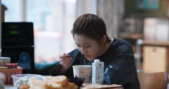 欢乐颂3何悯鸿妈妈谁演的