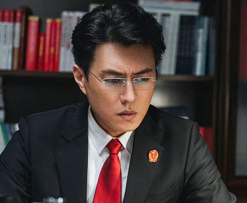 底线男一号是谁