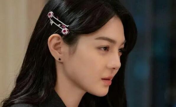 洪兰熙和女主见面,故意戴上了男主送给自己的限量版发卡.