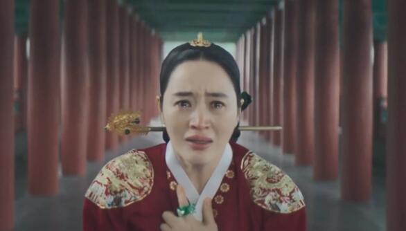 王后伞下女主看到了什么
