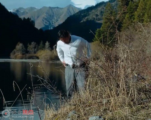 鲛在水中央梁海涛为什么穿西装