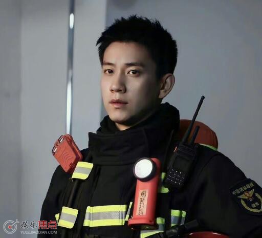 他从火光中走来楼明冶是好是坏