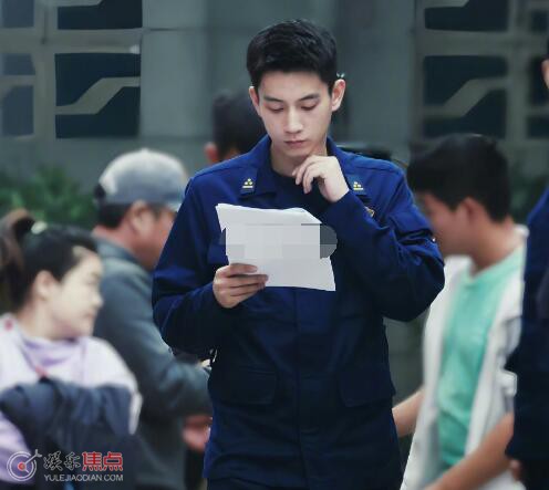 他从火光中走来楼明冶是好是坏