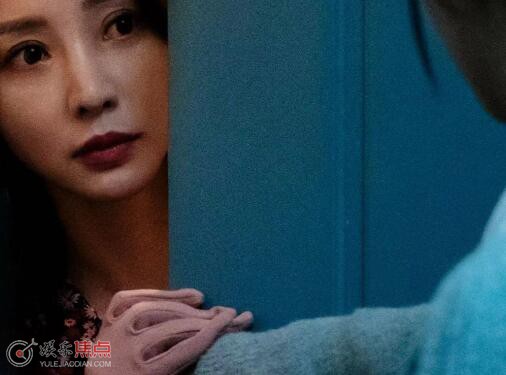 照明商店柳岩指甲反长怎么回事