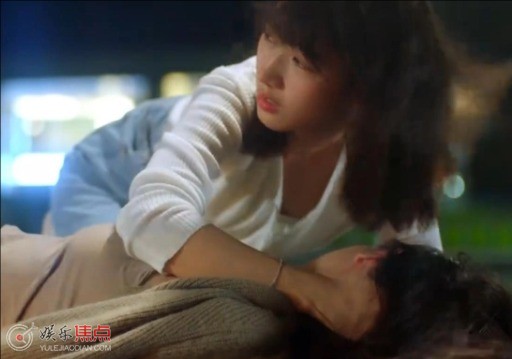 我们在黑夜中相拥v是谁