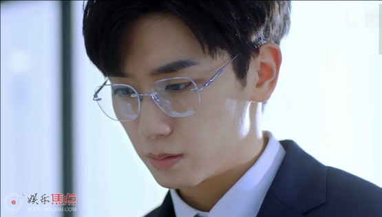 我们在黑夜中相拥徐哲青是什么身份